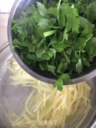香芹炒土豆丝的做法步骤：7