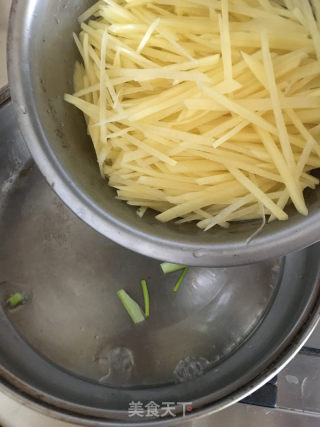 香芹炒土豆丝的做法步骤：6