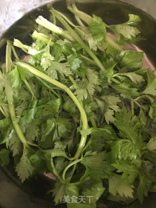 香芹炒土豆丝的做法步骤：4