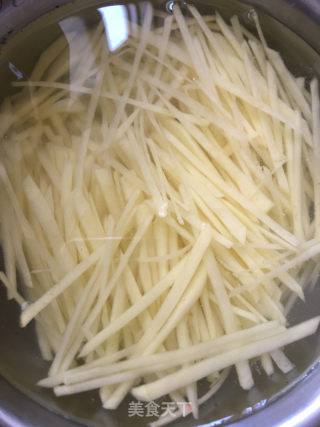 香芹炒土豆丝的做法步骤：3