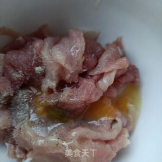 酸菜血肠水煮肉片的做法步骤：2