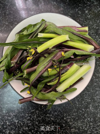 猪油炒红菜苔的做法步骤：1