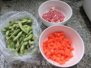 肉末胡萝卜炒毛豆的做法步骤：1