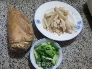 牛肚炒冬笋的做法步骤：1