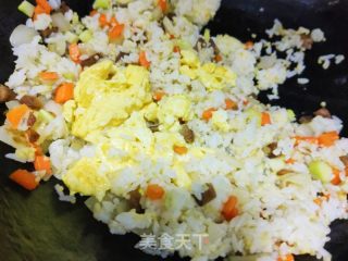 腊肠鸡蛋炒饭的做法步骤：7