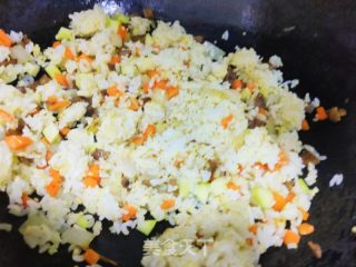 腊肠鸡蛋炒饭的做法步骤：6