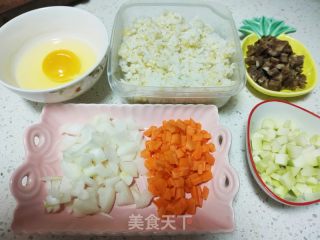 腊肠鸡蛋炒饭的做法步骤：1