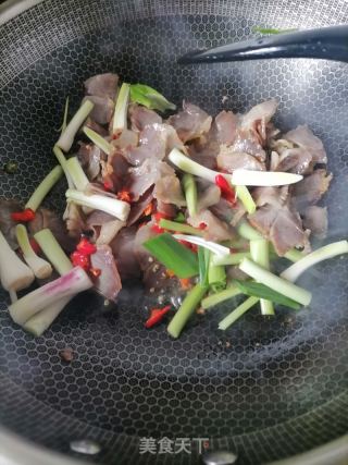 腊肉炒蒜苗的做法步骤：4