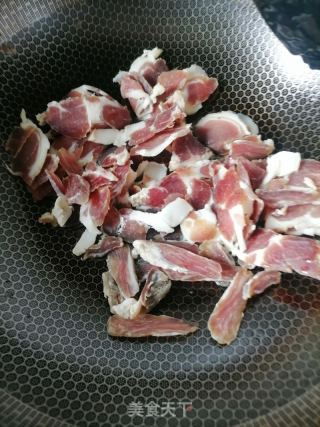 腊肉炒蒜苗的做法步骤：3