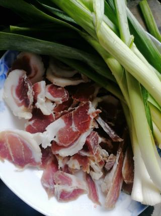 腊肉炒蒜苗的做法步骤：2
