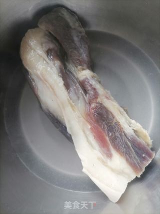 腊肉炒蒜苗的做法步骤：1