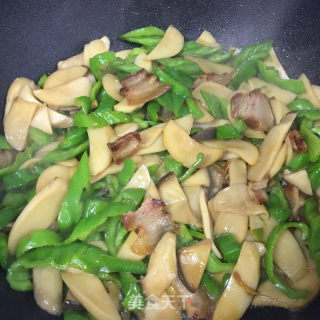 腊肉炒青椒杏鲍菇的做法步骤：7