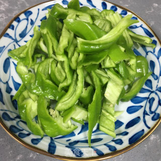 腊肉炒青椒杏鲍菇的做法步骤：3