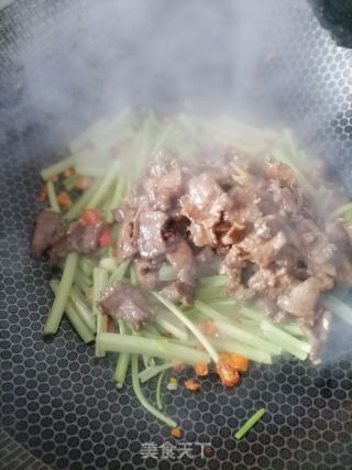 芹菜炒牛肉的做法步骤：7
