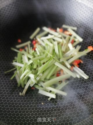 芹菜炒牛肉的做法步骤：6