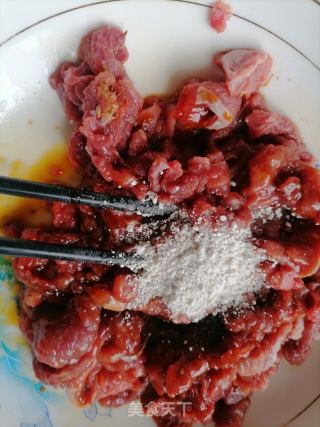 芹菜炒牛肉的做法步骤：2
