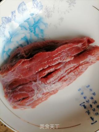 芹菜炒牛肉的做法步骤：1