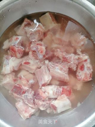 土豆烧排骨的做法步骤：1