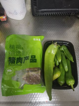 辣椒炒肉丝的做法步骤：1