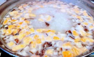 #腊味#腊肠三文鱼香菇青菜粥的做法步骤：8
