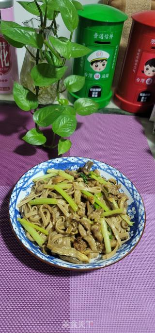 鹿茸菇肉丝炒荞麦面的做法步骤：12