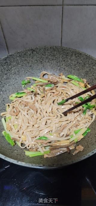 鹿茸菇肉丝炒荞麦面的做法步骤：10