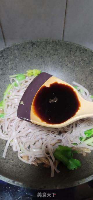 鹿茸菇肉丝炒荞麦面的做法步骤：9