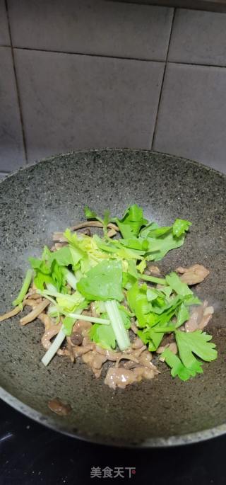 鹿茸菇肉丝炒荞麦面的做法步骤：7