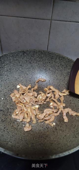 鹿茸菇肉丝炒荞麦面的做法步骤：5