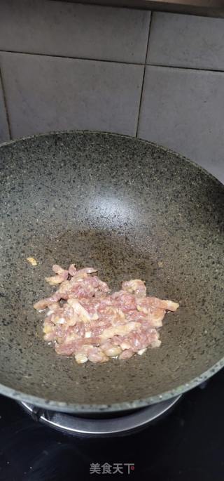 鹿茸菇肉丝炒荞麦面的做法步骤：4