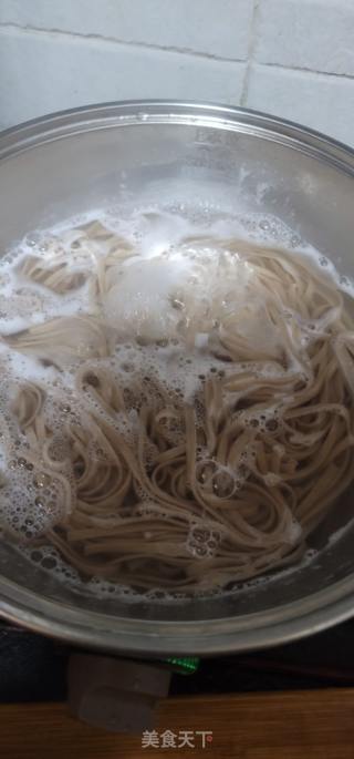鹿茸菇肉丝炒荞麦面的做法步骤：3