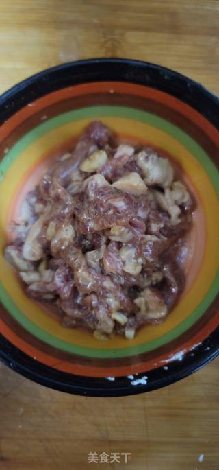 鹿茸菇肉丝炒荞麦面的做法步骤：2