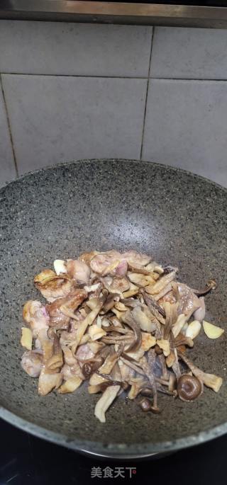 鹿茸菇焖鸡的做法步骤：5