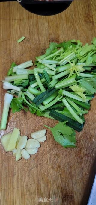 鹿茸菇焖鸡的做法步骤：2