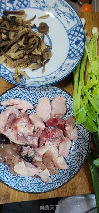 鹿茸菇焖鸡的做法步骤：1