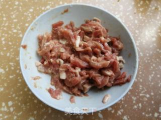 雪菜冬笋炒肉丝的做法步骤：2