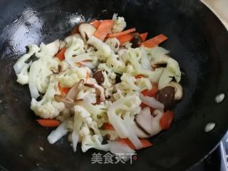 香菇胡萝卜炒花菜的做法步骤：5
