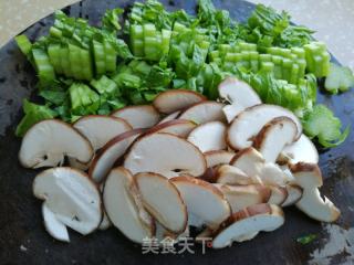 鸡肉香菇炒芥菜的做法步骤：2