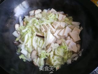白菜香菇炖豆腐的做法步骤：4