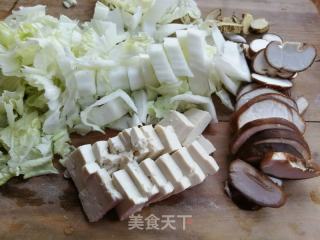 白菜香菇炖豆腐的做法步骤：2