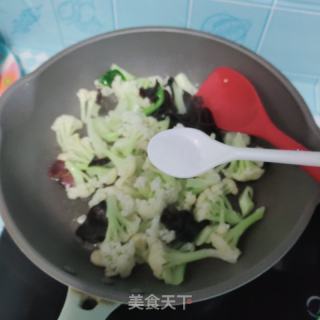 腊肉炒菜花的做法步骤：6
