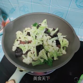 腊肉炒菜花的做法步骤：5