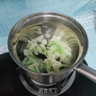 腊肉炒菜花的做法步骤：3