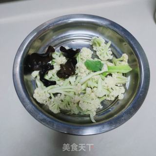 腊肉炒菜花的做法步骤：1
