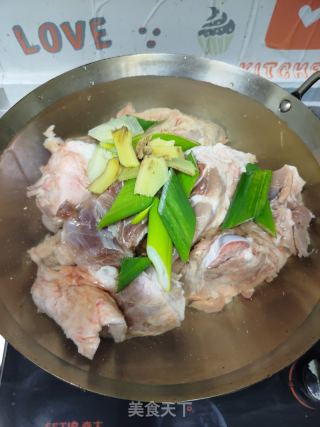 红烧大棒骨的做法步骤：1