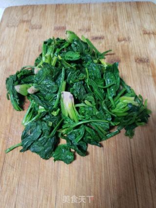 菠菜炒腊肠的做法步骤：1