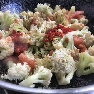 蒜苗番茄炒菜花的做法步骤：6
