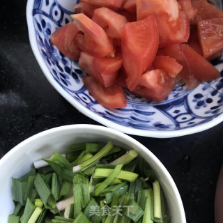 蒜苗番茄炒菜花的做法步骤：2