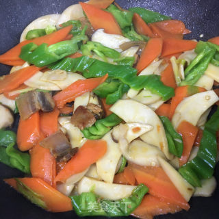 五花肉炒三色的做法步骤：11