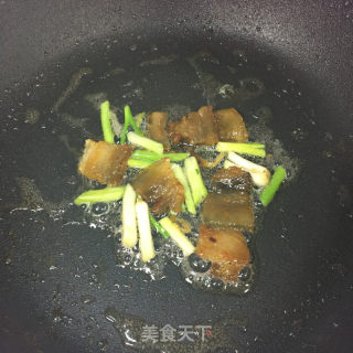 五花肉炒三色的做法步骤：7